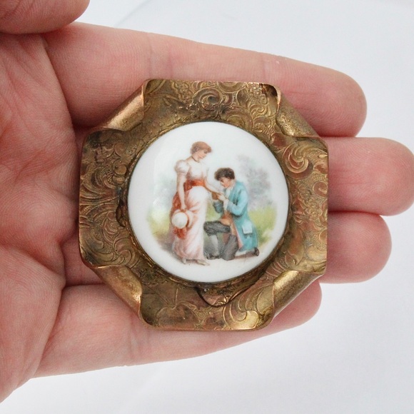 Vintage Porcelain and Brass Lovers Brooch Romantic Courting Scene Pin Large - Picture 4 of 4